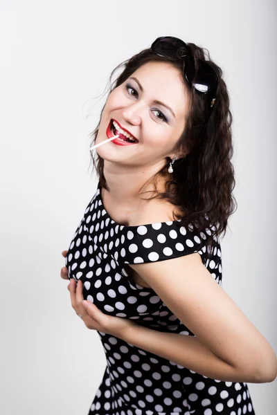 Retrato de feliz hermosa joven lamiendo chupa chups. bonita mujer con corazón en forma de piruleta — Foto de Stock