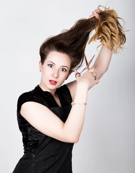 Női fodrász próbál vágni a saját haját, ollóval — Stock Fotó