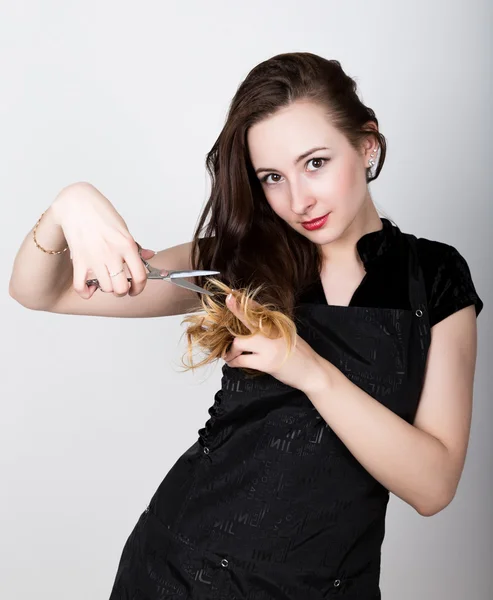 Cabeleireiro feminino tentando cortar seu próprio cabelo com tesoura — Fotografia de Stock