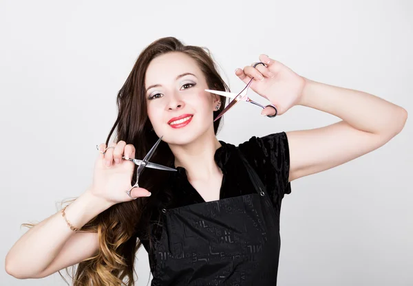 Ženské kadeřník pózuje s nůžkami — Stock fotografie