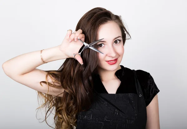 Peluquería femenina posando con tijeras — Foto de Stock