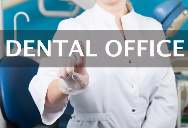 Технології, Інтернет та мережі в медицини концепції - лікар натискає кнопку стоматологічному кабінеті на віртуальних екранах. Інтернет-технологій в медицині — стокове фото