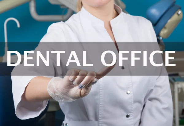 Технології, Інтернет та мережі в медицини концепції - лікар натискає кнопку стоматологічному кабінеті на віртуальних екранах. Інтернет-технологій в медицині — стокове фото