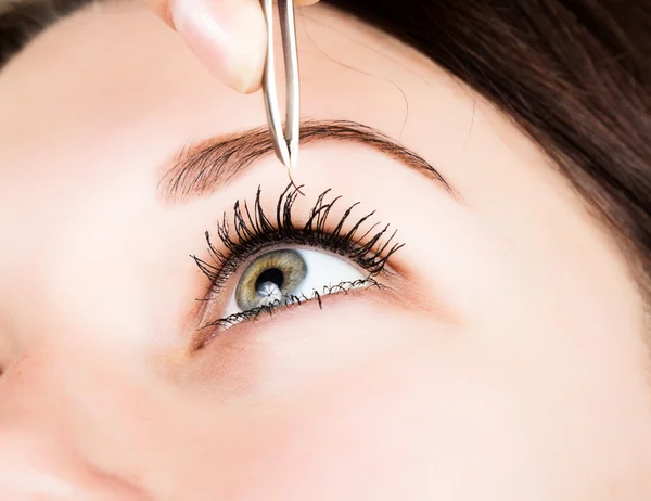 Mooie jonge vrouw wimper uitbreiding. De ogen van de vrouw met lange wimpers. Schoonheidssalon concept — Stockfoto