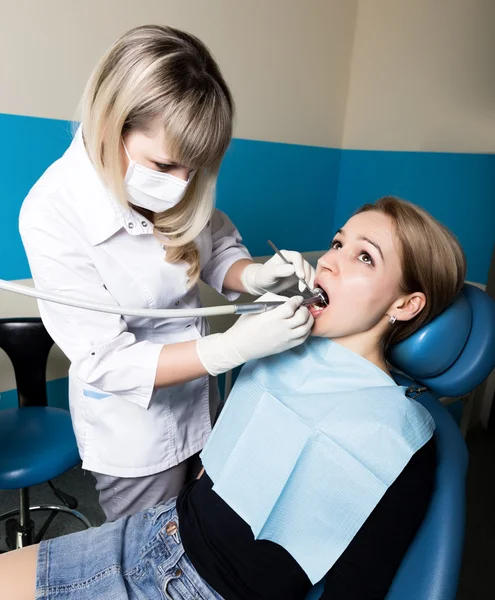 La recepción fue en el dentista femenino. El médico examina la cavidad oral en la caries dental. Protección contra caries. médico pone al paciente una inyección anestésica . — Foto de Stock