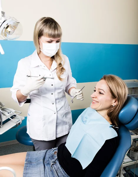 La recepción fue en el dentista femenino. El médico examina la cavidad oral en la caries dental. Protección contra caries. médico pone al paciente una inyección anestésica . — Foto de Stock