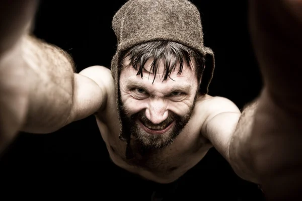 Donkere portret van eng kwaad sinistere bebaarde man met grijns, maakt verschillende handen tekenen en verschillende emoties uitdrukt. vreemde Russische man — Stockfoto