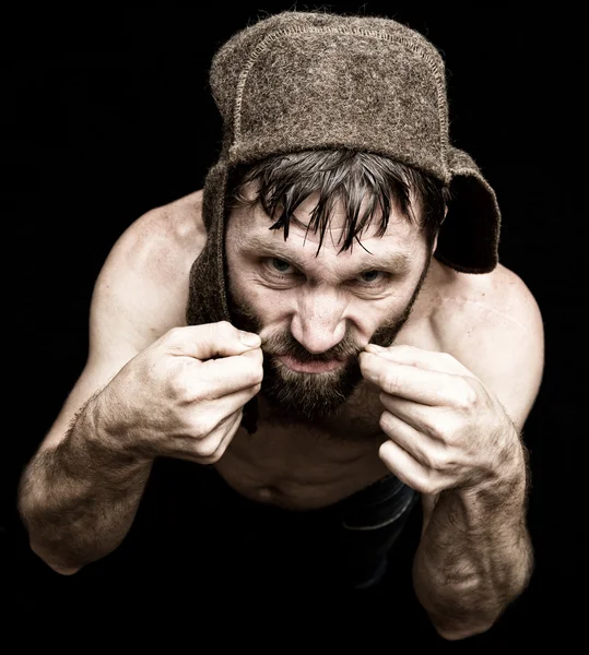 Donkere portret van eng kwaad sinistere bebaarde man met grijns, maakt verschillende handen tekenen en verschillende emoties uitdrukt. vreemde Russische man — Stockfoto