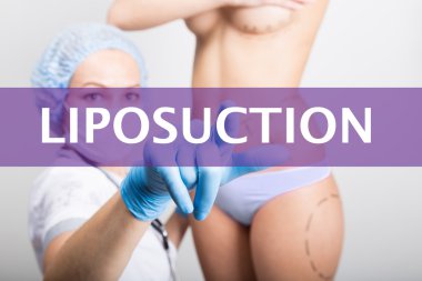 teknolojisi, Internet ve ağ tıp kavram - tıp doktoru sanal ekranlarda liposuction düğmeye basmadan. Kozmetik cerrahi, kaldırma ve meme büyütme