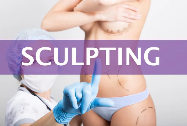 Technologie, internet en netwerken in geneeskunde concept - persen arts sculpting knop op virtuele schermen. cosmetische chirurgie, tillen en borst vergroting — Stockfoto