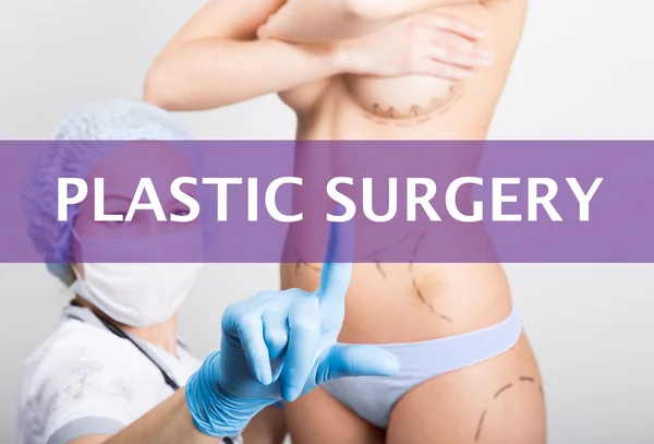 Teknik, internet och nätverk i medicin koncept - läkare pressar plastikkirurgi knappen på virtuella skärmar. kosmetisk kirurgi, lyft och bröst Bröstförstoring — Stockfoto