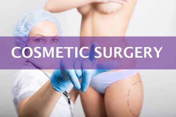 Teknik, internet och nätverk i medicin koncept - läkare pressar kosmetisk kirurgi knappen på virtuella skärmar. kosmetisk kirurgi, lyft och bröst Bröstförstoring — Stockfoto