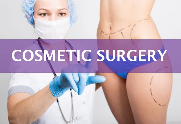 Teknik, internet och nätverk i medicin koncept - läkare pressar kosmetisk kirurgi knappen på virtuella skärmar. kosmetisk kirurgi, lyft och bröst Bröstförstoring — Stockfoto
