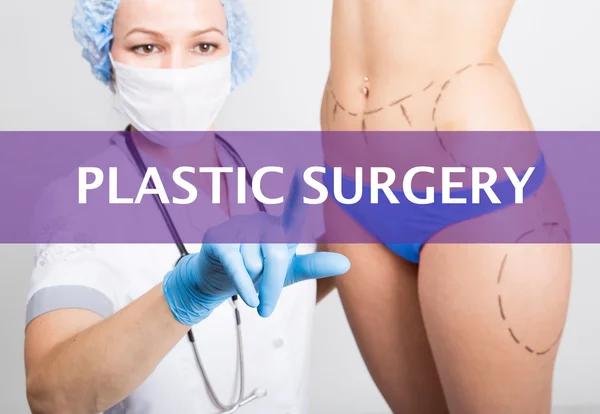 Teknik, internet och nätverk i medicin koncept - läkare pressar plastikkirurgi knappen på virtuella skärmar. kosmetisk kirurgi, lyft och bröst Bröstförstoring — Stockfoto