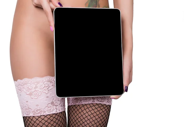 Tecnología, internet y redes - primer plano culo de chica en ropa interior de encaje, sosteniendo una tableta de PC con una pantalla oscura en blanco. Contenido para adultos —  Fotos de Stock