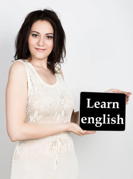 Technologie, internet en netwerken - close-up succesvolle vrouw met een tablet pc met leren Engels teken. internettechnologie in toerisme — Stockfoto