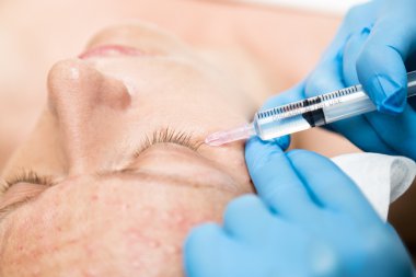 Şevval Özçelik Güzellik biorevitalization genç kadın için yapar. Yüz için kozmetik prosedürler. Güzellik bakımı spa salonda. Yüz Cilt Bakımı