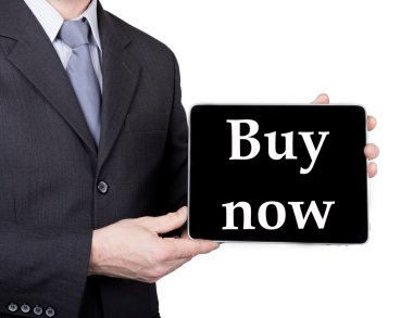 teknoloji, internet ve turizm konseptinde ağ - işadamı şimdi işareti ile bir tablet pc tutarak. İş ve seyahatte internet teknolojileri. beyaz backgroung izole