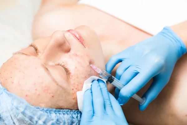 Beautician hace biorevitalización a la mujer joven. Los procedimientos cosméticos para la cara. Tratamientos de belleza en el salón de spa. Cuidado facial de la piel —  Fotos de Stock