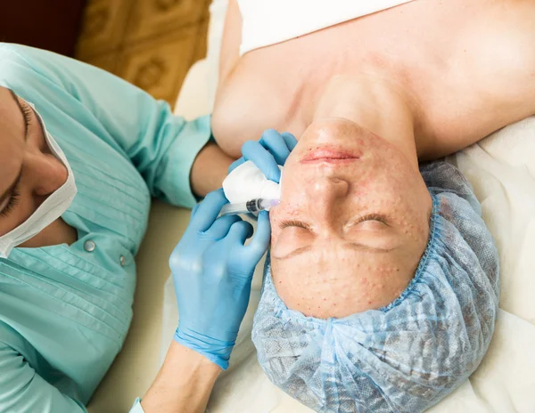 Beautician hace biorevitalización a la mujer joven. Los procedimientos cosméticos para la cara. Tratamientos de belleza en el salón de spa. Cuidado facial de la piel —  Fotos de Stock