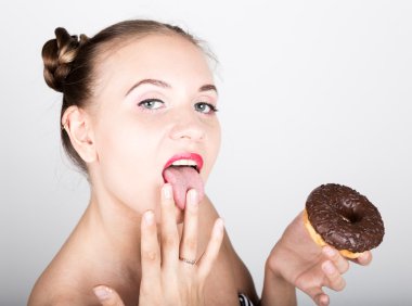 buzlanma ile lezzetli bir poğaça yemek parlak makyaj kız. Komik neşeli kadın tatlılar, tatlı. diyet kavramı. abur cubur. Parmaklarını yalama