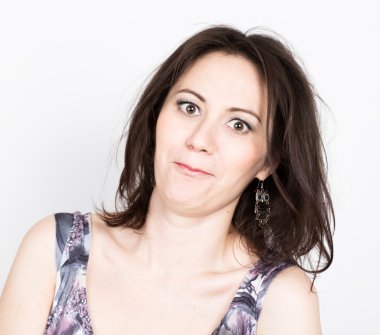 güzel genç esmer kadın renkli elbise poz ve ifade farklı duygular içinde. Kızlar el gösterir çeşitli işaretler, yakın çekim portret