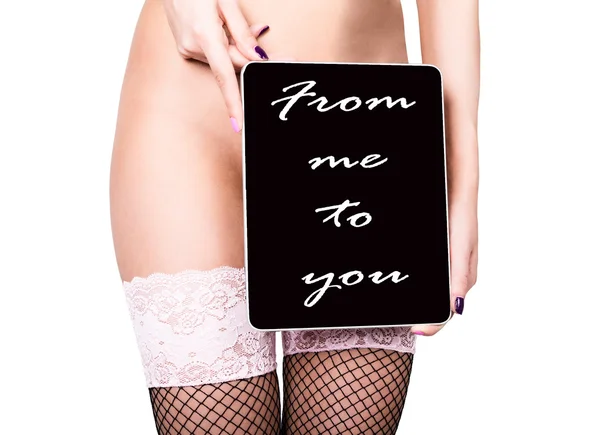 Tecnologia, internet e networking - close-up bunda de menina em lingerie rendada, segurando um tablet pc de mim para você assinar. Conteúdo adulto, jovem segurando presente aq — Fotografia de Stock