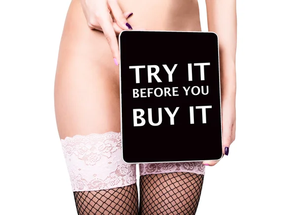 Tecnologia, internet e networking - close-up culo di ragazza in lingerie di pizzo, in possesso di un tablet pc provare prima di acquistarlo segno. Contenuto per adulti, giovane donna con in mano un regalo — Foto Stock