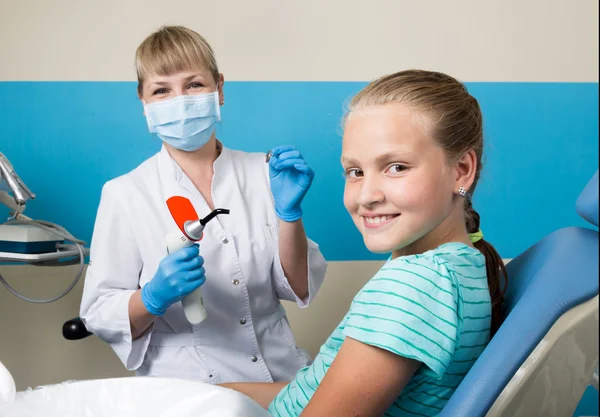 Açık ağız diş tedavi kliniği ile mutlu küçük kız. Kontrol ve diş diş office bir çocuk hastada kür diş hekimi — Stok fotoğraf
