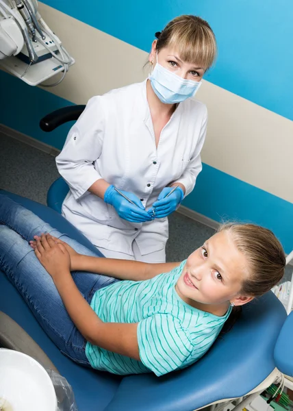 Açık ağız diş tedavi kliniği ile mutlu küçük kız. Kontrol ve diş diş office bir çocuk hastada kür diş hekimi — Stok fotoğraf