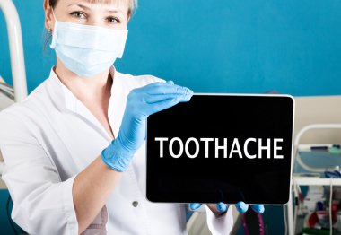 teknolojisi, Internet ve ağ tıp kavram - tablet pc ile diş ağrısı işaret tutan femail diş hekimi. Diş ekipman arka plan