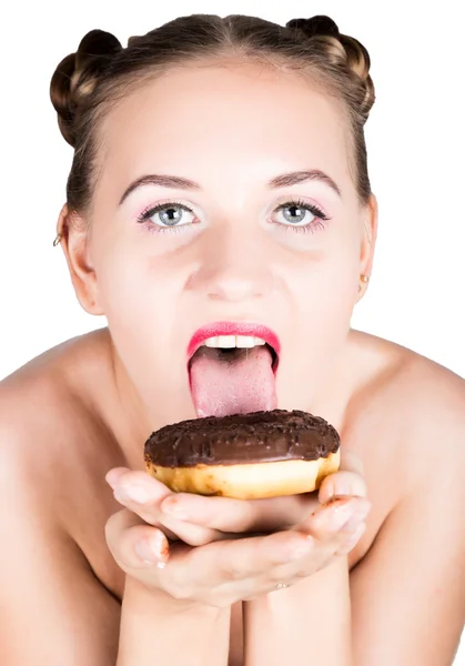 Κορίτσι στο λαμπερό μακιγιάζ που τρώει ένα νόστιμο ντόνατ με γλάσο. Αστεία γυναίκα χαρούμενη με γλυκά, επιδόρπιο. δίαιτα έννοια. Πρόχειρο φαγητό. κορίτσι γλείφει ένα ντόνατ — Φωτογραφία Αρχείου