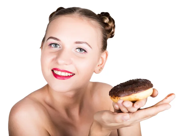 Κορίτσι στο λαμπερό μακιγιάζ που τρώει ένα νόστιμο ντόνατ με γλάσο. Αστεία γυναίκα χαρούμενη με γλυκά, επιδόρπιο. δίαιτα έννοια. Πρόχειρο φαγητό. κορίτσι με τρυφερότητα εξετάζει ένα ντόνατ — Φωτογραφία Αρχείου