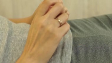 kadın endişeyle peçete elinde çeker., o Doktor, bir yordam kanepede yatıyor