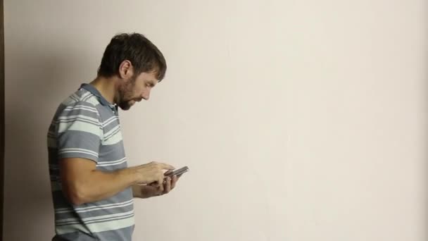 Привлекательный бородатый мужчина разговаривает по телефону, веселый разговор — стоковое видео
