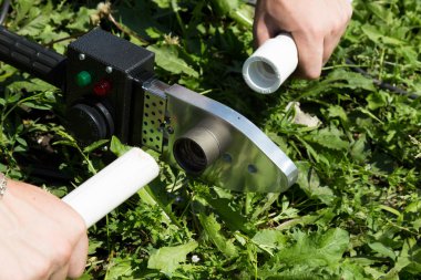 plastik borular bağlayan kaynak makinesi ile tesisatçı