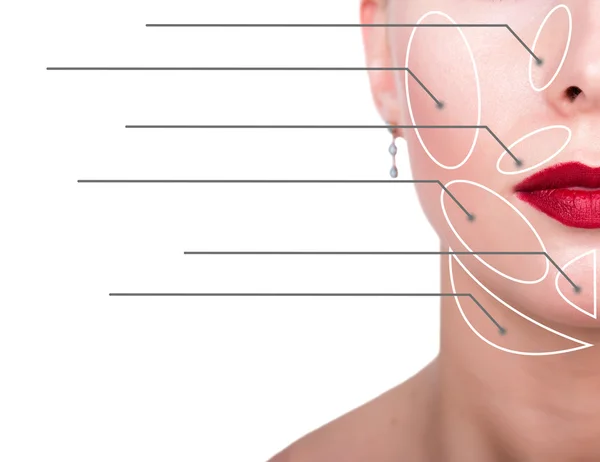 Közeli portréja fiatal, friss és természetes nő a szaggatott nyilak az arcán mutatott egy arc területeken. Spa, sebészet, arcemelés és make-up koncepció — Stock Fotó