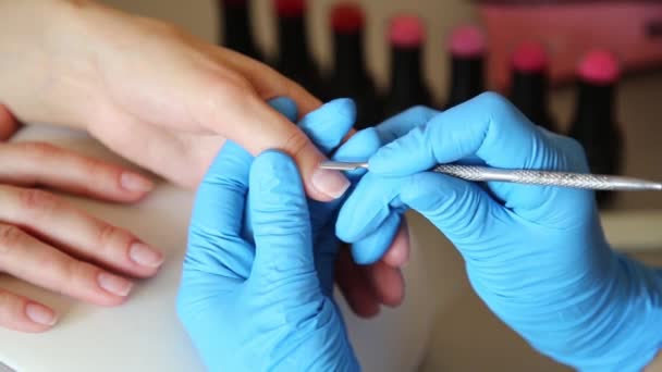 Cosmetician gör manikyr och sågar naglar av klienten. Manikyr nagelvård i en skönhetssalong — Stockvideo