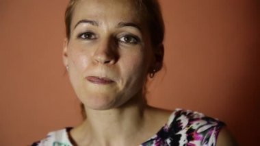 Closeup güzel kadın sakız çiğneme ve dudaklarını yalama. Kötü huylu kadın