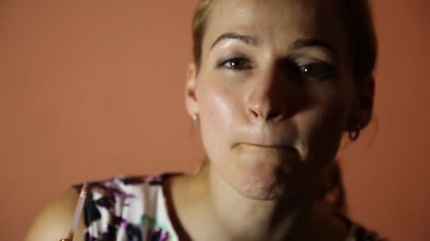 Schöne Frau malt und leckt ihre Lippen Nahaufnahme — Stockvideo