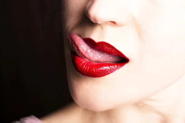 Labios sexys. Detalle de maquillaje labial rojo belleza. Hermoso maquillaje de cerca. Boca abierta sensual. Modelo Womans Face primer plano —  Fotos de Stock