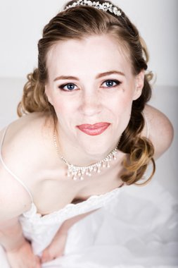 komik poz, farklı duygular ifade güzel gelin. Güzel Gelin Moda düğün saç modeli ile. komik gelin kavramı