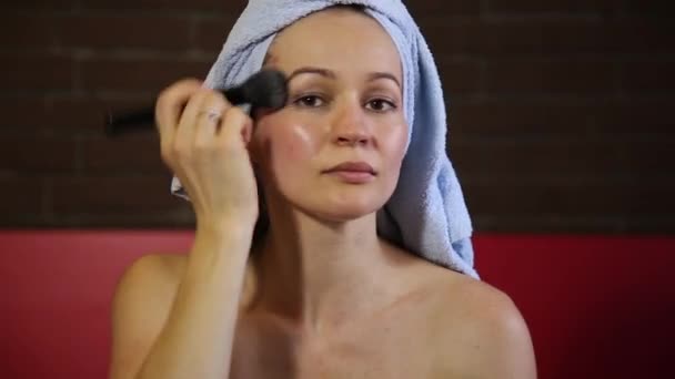 Donna che applica polvere tonale sul viso. Cura della pelle. pelle quotidiana trattamenti per il viso — Video Stock