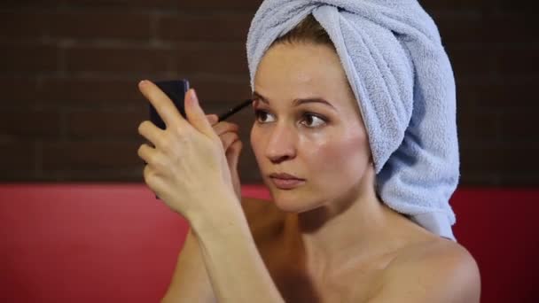 Woman dressed in a bath towel makes a make-up. Skin care. daily facials skin — Stock Video