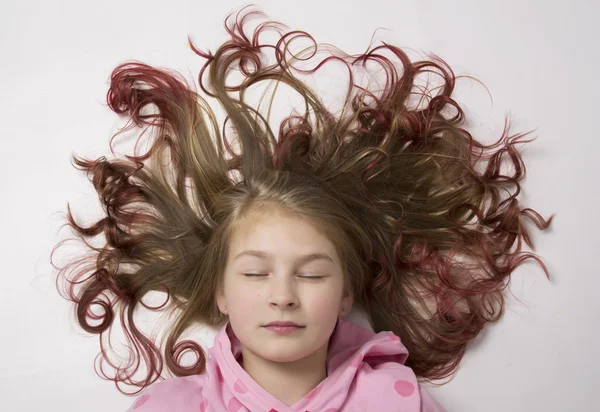 Руда дівчина-підліток лежить на підлозі з волоссям утворює коло — стокове фото