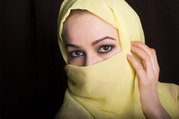 Крупним планом красиві загадкові очі східна жінка в хіджабі — стокове фото