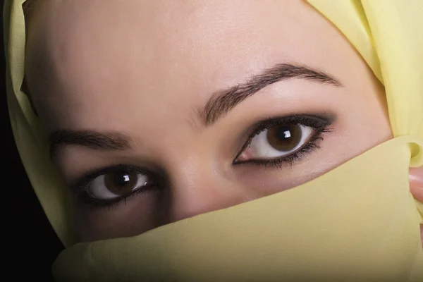 Крупним планом красиві загадкові очі східна жінка в хіджабі — стокове фото