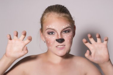 Güzel kız komik makyajlı farklı duygular ifade eder. Güzel güzel kızın komik resim