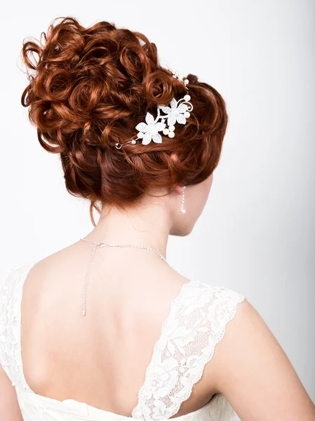 Close-up retrato de jovem noiva bonita em um vestido de noiva com uma maquiagem de casamento e penteado . — Fotografia de Stock