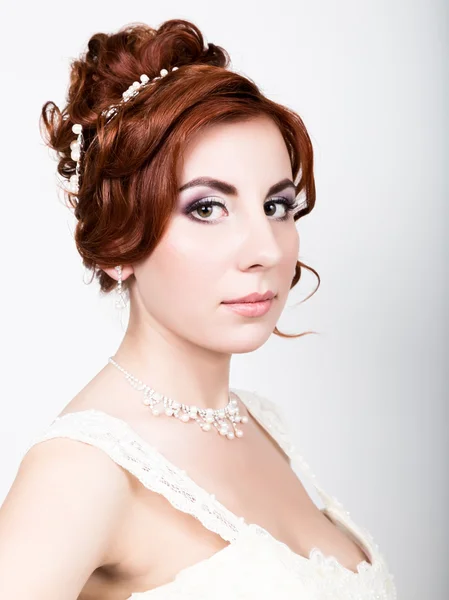 結婚式のメイクと髪型とウェディング ドレスの若い美しい花嫁のクローズ アップの肖像画. — ストック写真